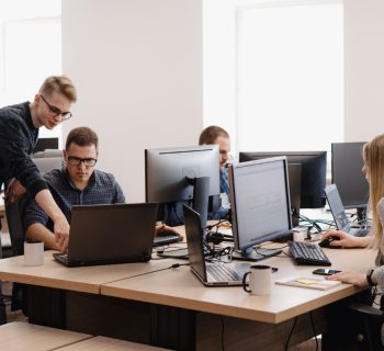 Alternance ou formation classique : quel parcours choisir pour travailler dans l’informatique ?