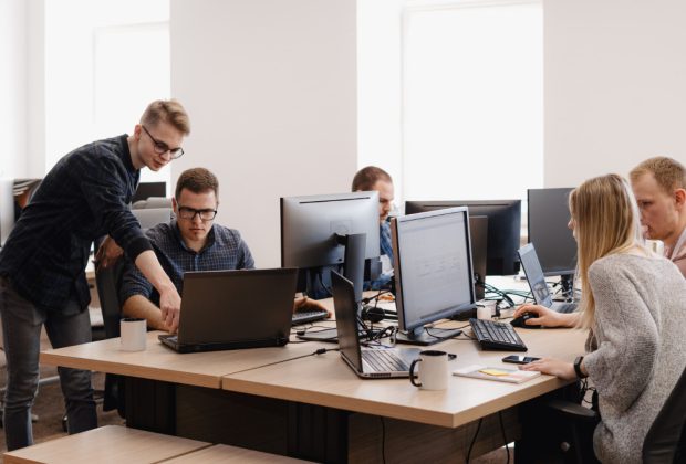 Alternance ou formation classique : quel parcours choisir pour travailler dans l’informatique ?