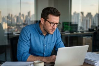 Homme d affaires regardant un écran d ordinateur avec code